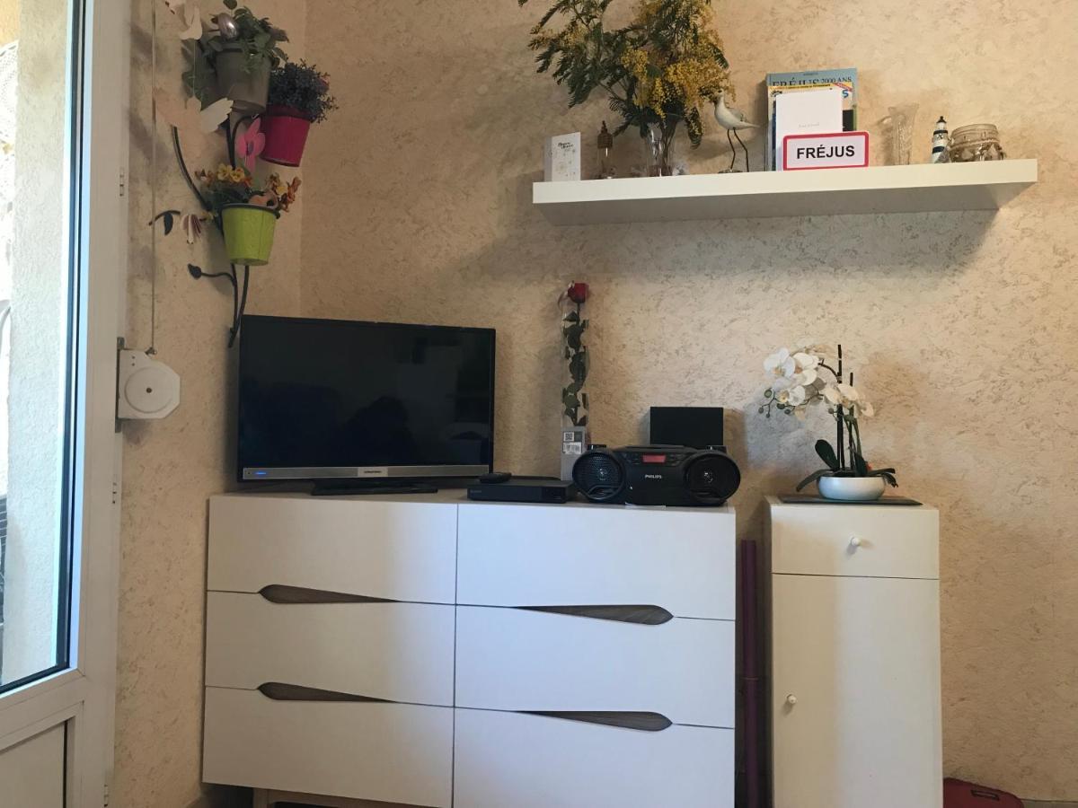 Appartement Port Frejus Avec Loggia Et Acces Plages A Pieds エクステリア 写真